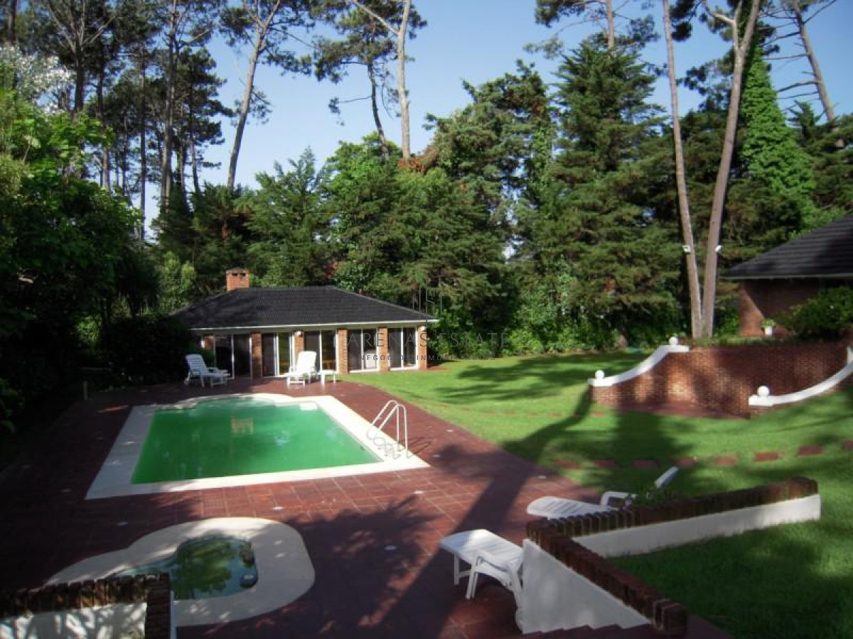 Casa ID.3942 - Venta Casa 5 dormitorios más dependencia en Cantegril Punta del Este Uruguay Piscina Parque Jardín