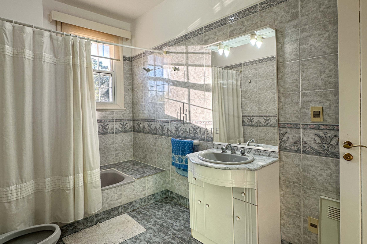 Casa ID.3942 - Venta Casa 5 dormitorios más dependencia en Cantegril Punta del Este Uruguay Piscina Parque Jardín