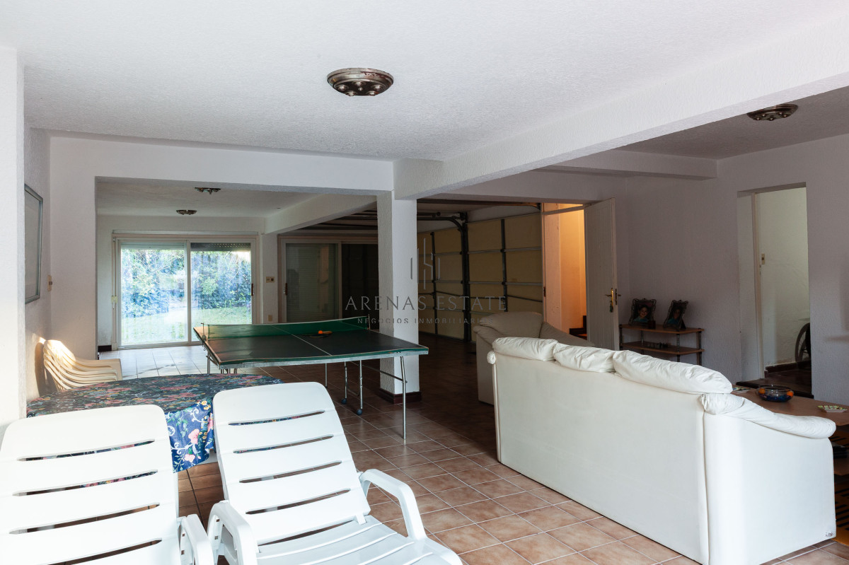 Casa ID.3942 - Venta Casa 5 dormitorios más dependencia en Cantegril Punta del Este Uruguay Piscina Parque Jardín