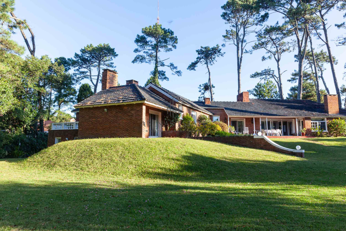 Casa ID.3942 - Venta Casa 5 dormitorios más dependencia en Cantegril Punta del Este Uruguay Piscina Parque Jardín