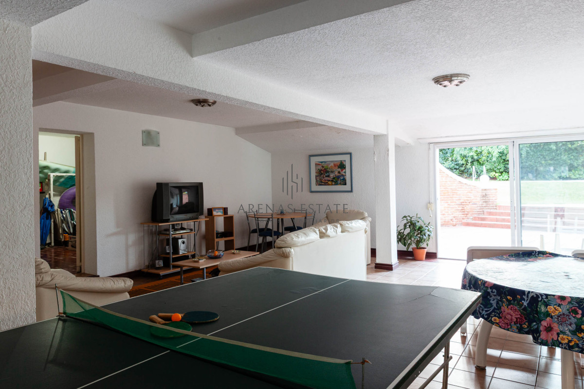 Casa ID.3942 - Venta Casa 5 dormitorios más dependencia en Cantegril Punta del Este Uruguay Piscina Parque Jardín