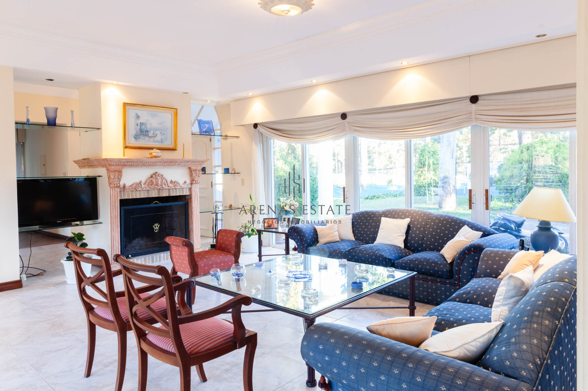 Casa ID.3942 - Venta Casa 5 dormitorios más dependencia en Cantegril Punta del Este Uruguay Piscina Parque Jardín