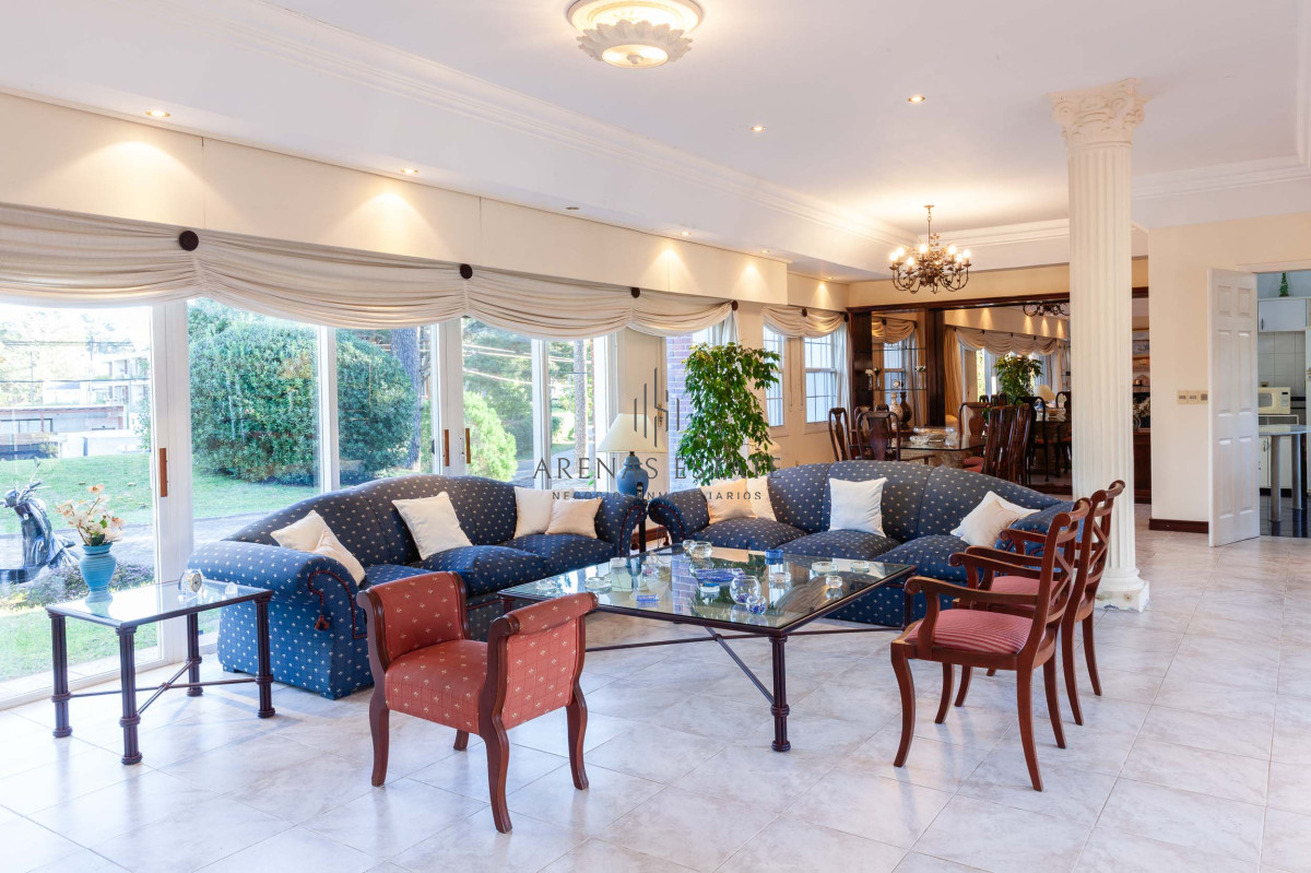 Casa ID.3942 - Venta Casa 5 dormitorios más dependencia en Cantegril Punta del Este Uruguay Piscina Parque Jardín