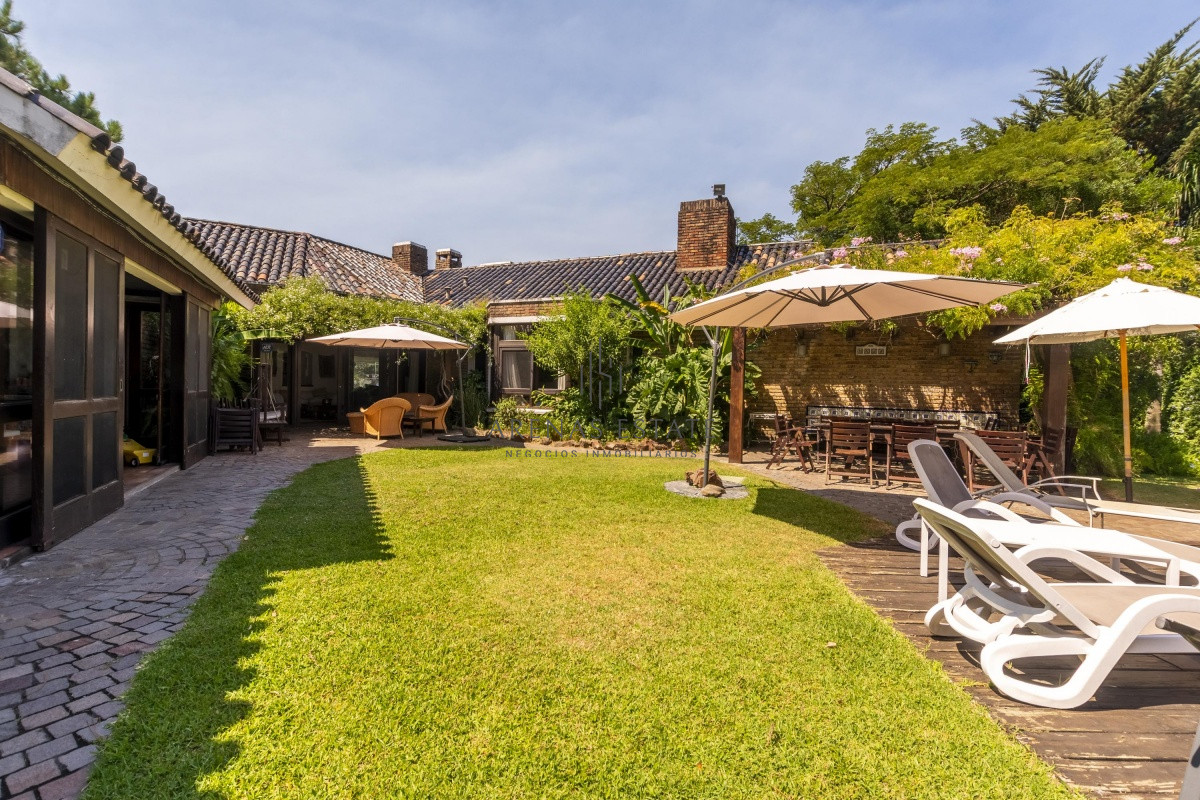 Casa ID.1336 - Venta Casa 8 dormitorios Playa Mansa Punta del Este