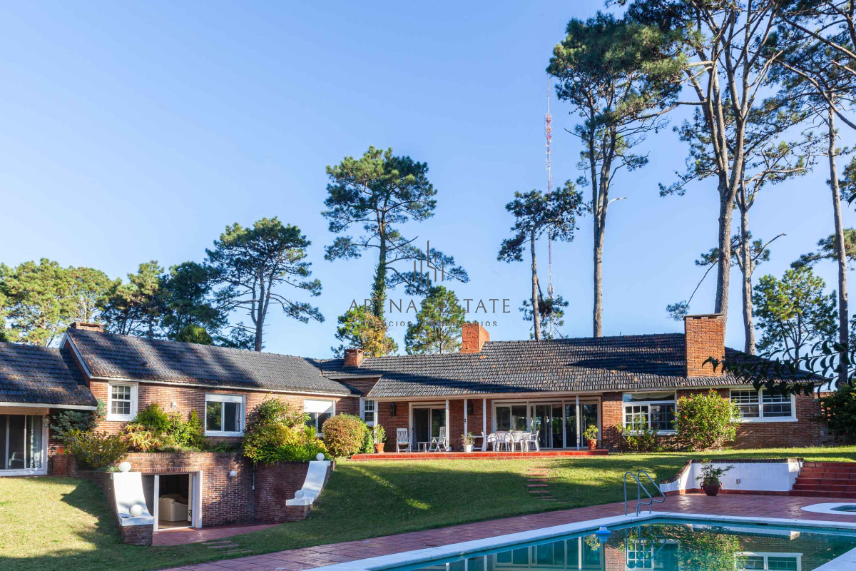 Casa ID.3942 - Venta Casa 5 dormitorios más dependencia en Cantegril Punta del Este Uruguay Piscina Parque Jardín