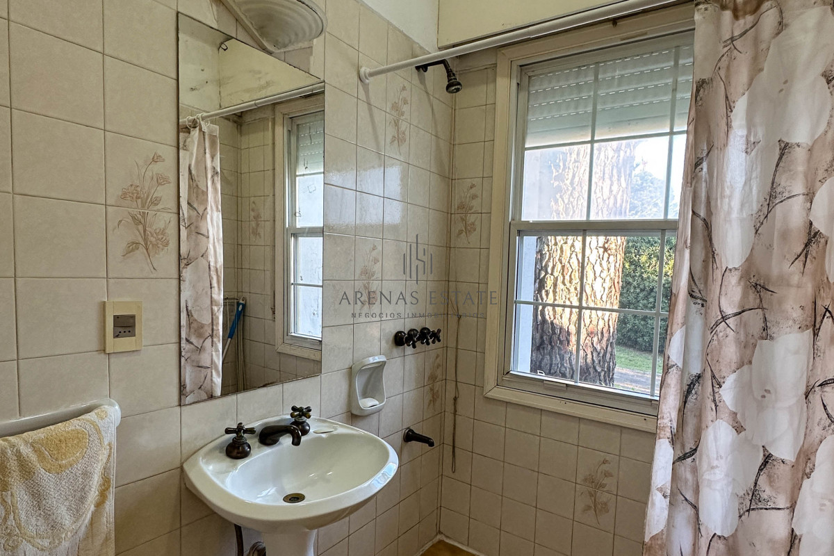 Casa ID.3942 - Venta Casa 5 dormitorios más dependencia en Cantegril Punta del Este Uruguay Piscina Parque Jardín