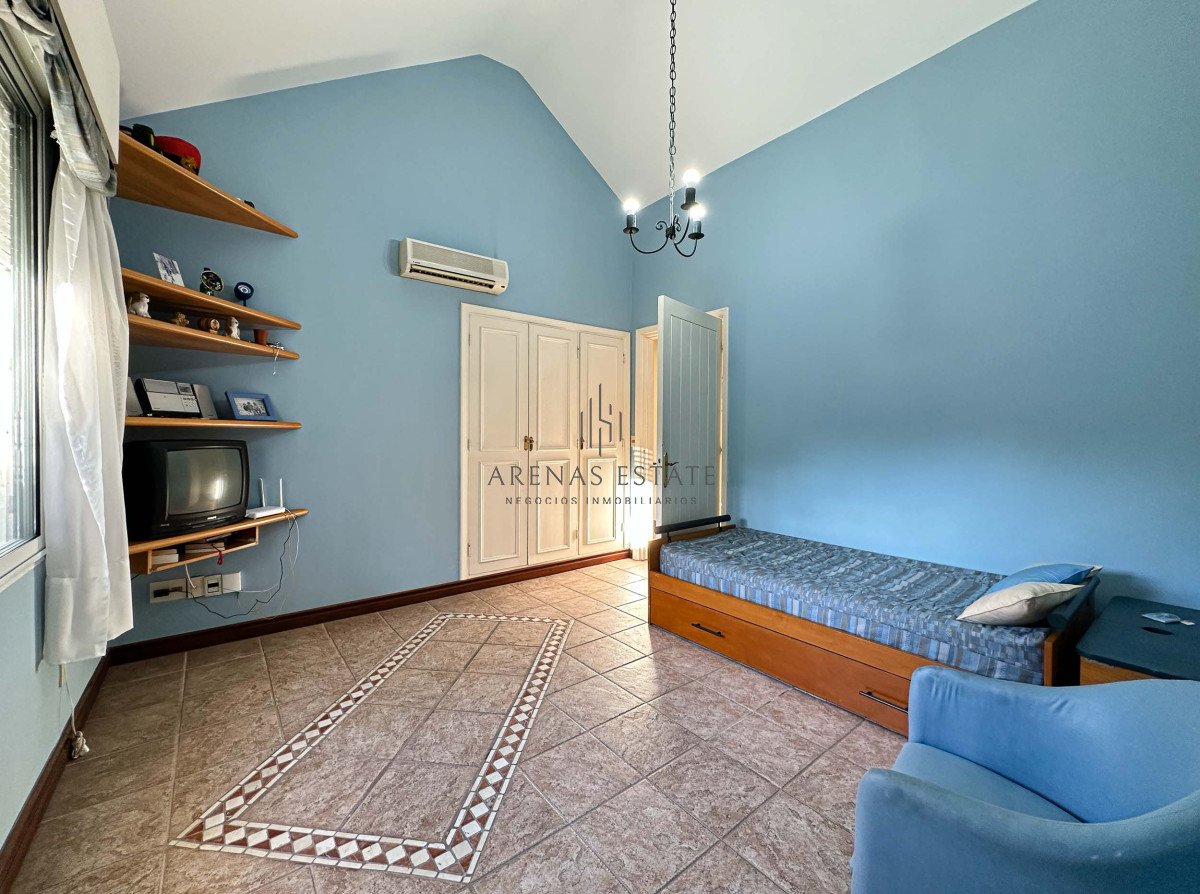 Casa ID.3942 - Venta Casa 5 dormitorios más dependencia en Cantegril Punta del Este Uruguay Piscina Parque Jardín