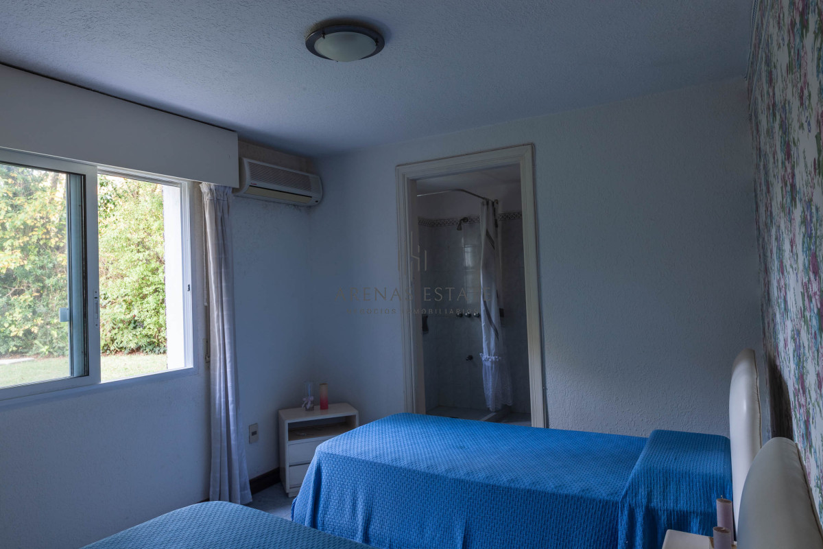 Casa ID.3942 - Venta Casa 5 dormitorios más dependencia en Cantegril Punta del Este Uruguay Piscina Parque Jardín