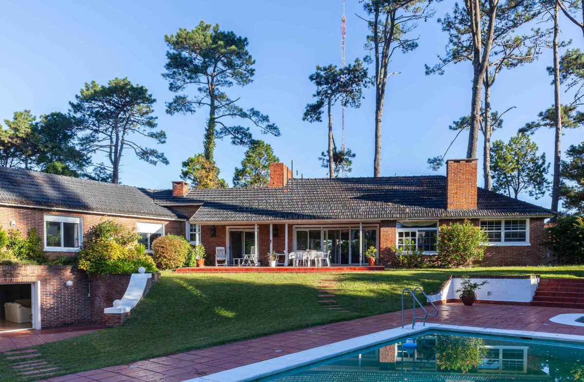 Casa ID.3942 - Venta Casa 5 dormitorios más dependencia en Cantegril Punta del Este Uruguay Piscina Parque Jardín