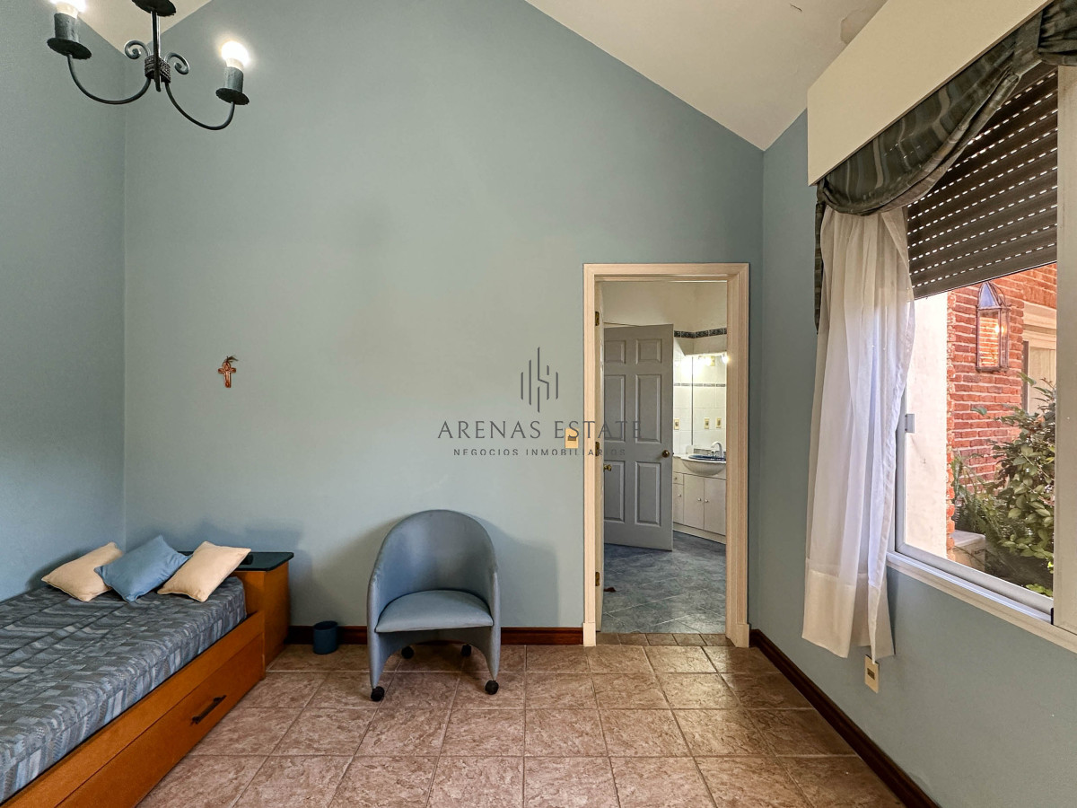 Casa ID.3942 - Venta Casa 5 dormitorios más dependencia en Cantegril Punta del Este Uruguay Piscina Parque Jardín