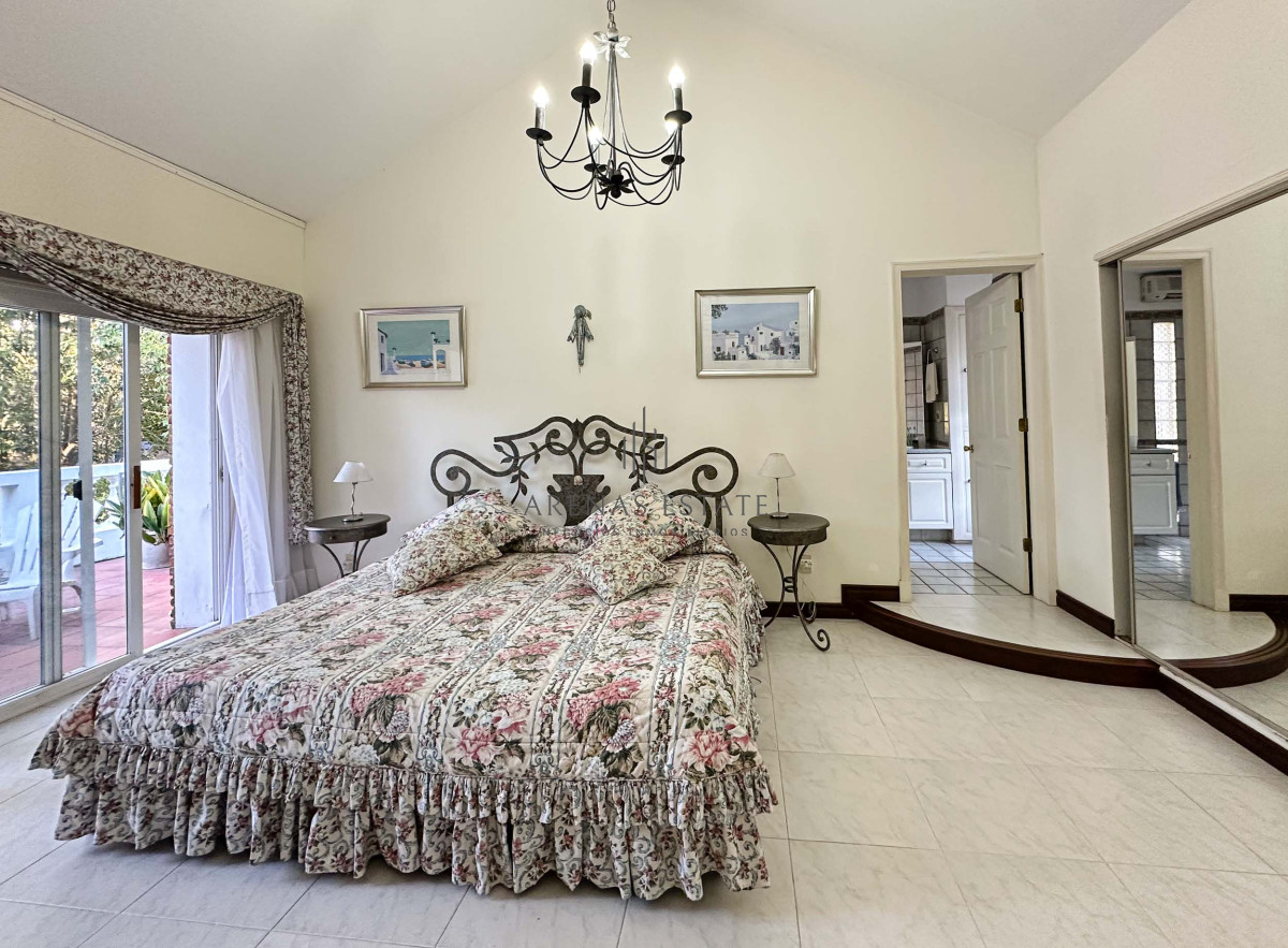 Casa ID.3942 - Venta Casa 5 dormitorios más dependencia en Cantegril Punta del Este Uruguay Piscina Parque Jardín