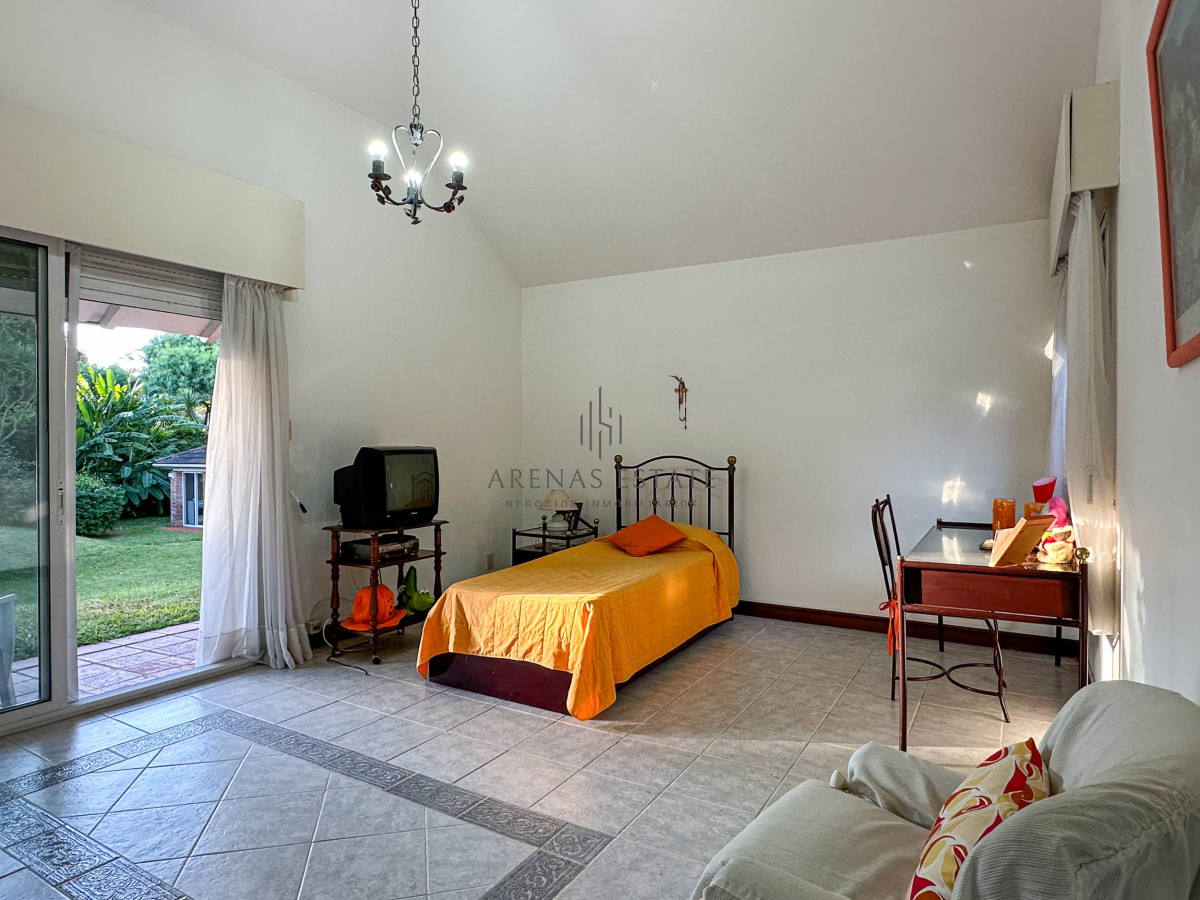 Casa ID.3942 - Venta Casa 5 dormitorios más dependencia en Cantegril Punta del Este Uruguay Piscina Parque Jardín