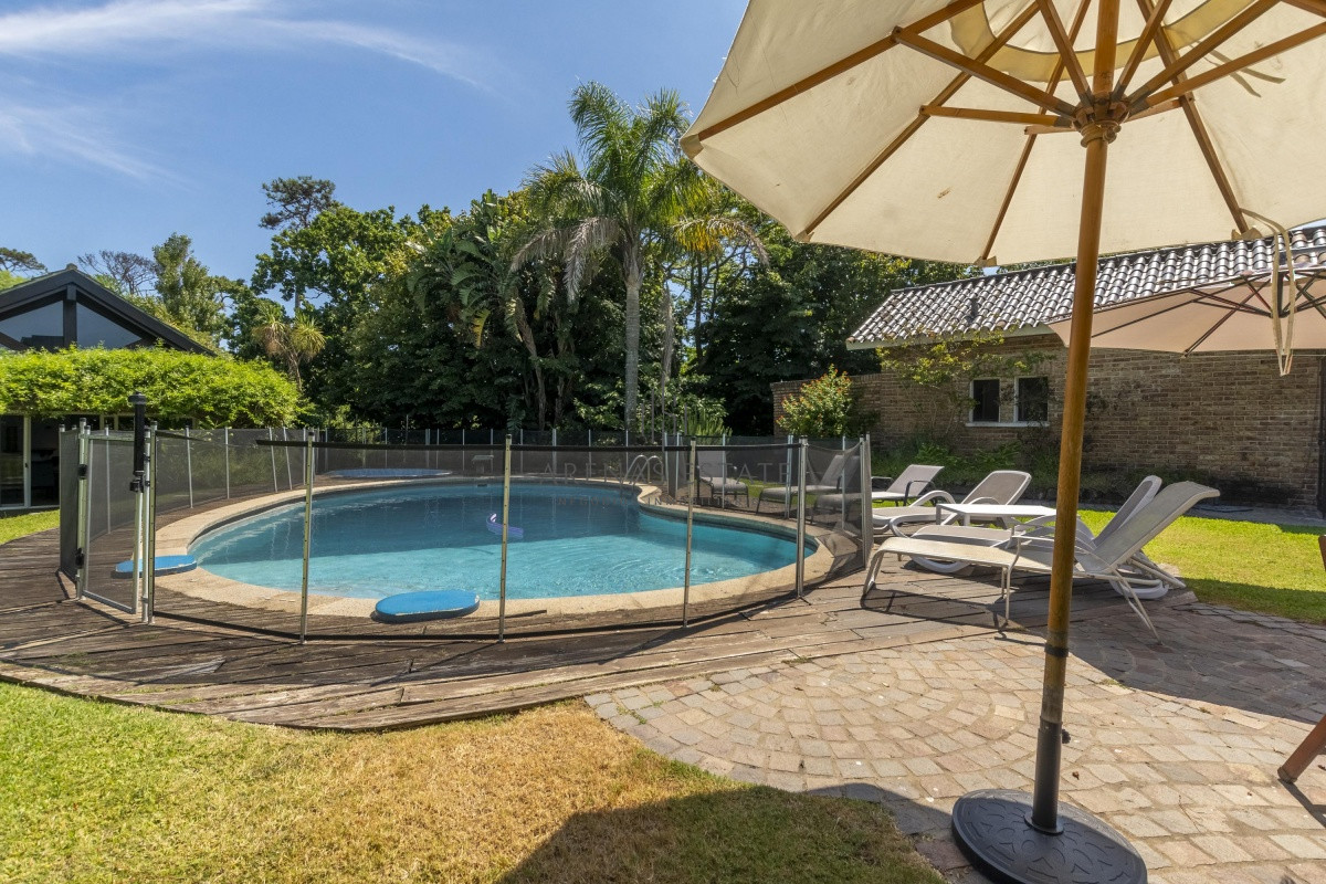 Casa ID.1336 - Venta Casa 8 dormitorios Playa Mansa Punta del Este
