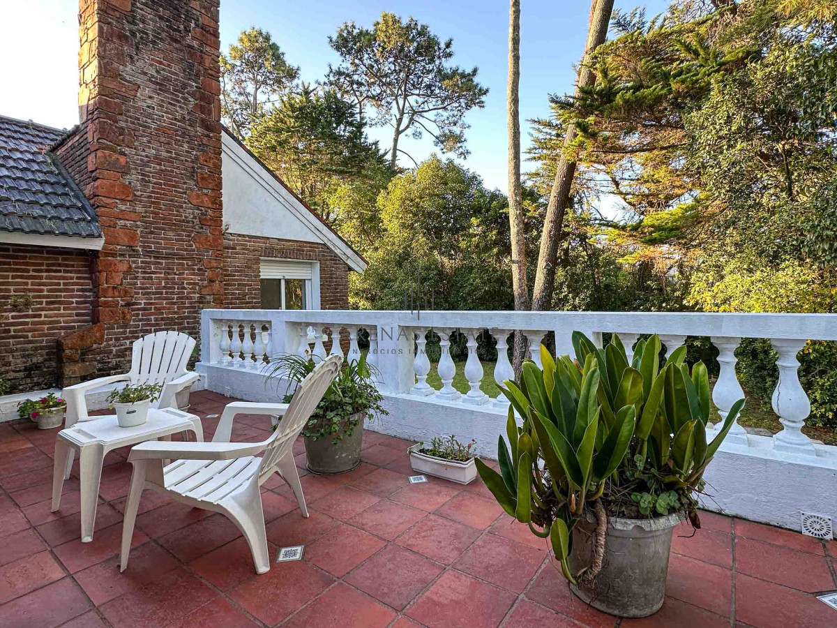 Casa ID.3942 - Venta Casa 5 dormitorios más dependencia en Cantegril Punta del Este Uruguay Piscina Parque Jardín
