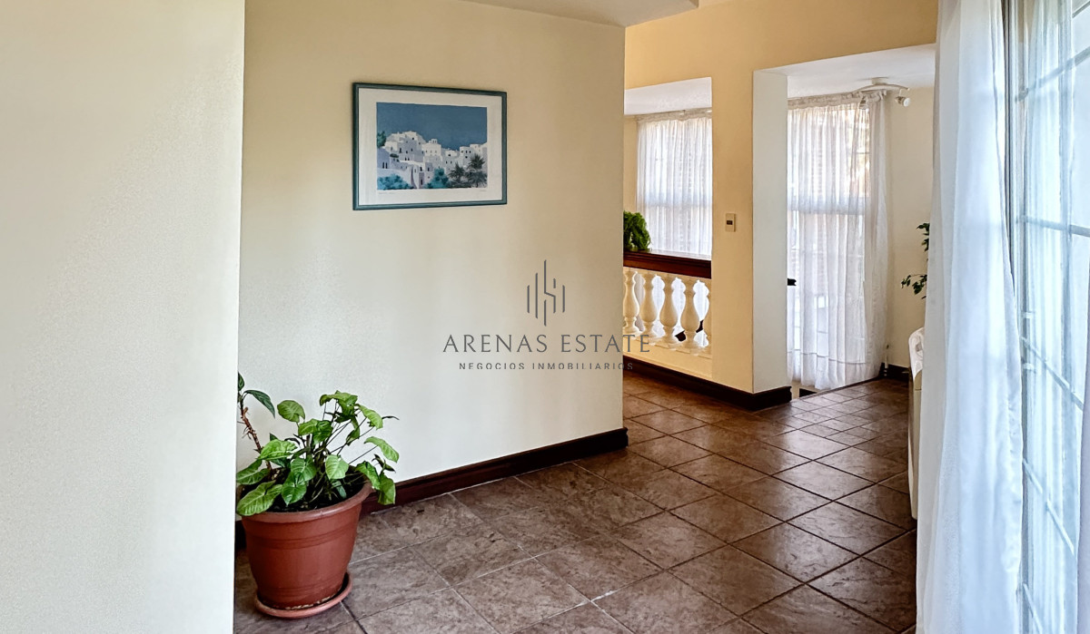 Casa ID.3942 - Venta Casa 5 dormitorios más dependencia en Cantegril Punta del Este Uruguay Piscina Parque Jardín