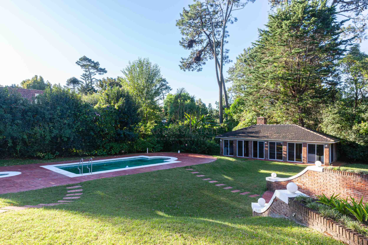 Casa ID.3942 - Venta Casa 5 dormitorios más dependencia en Cantegril Punta del Este Uruguay Piscina Parque Jardín