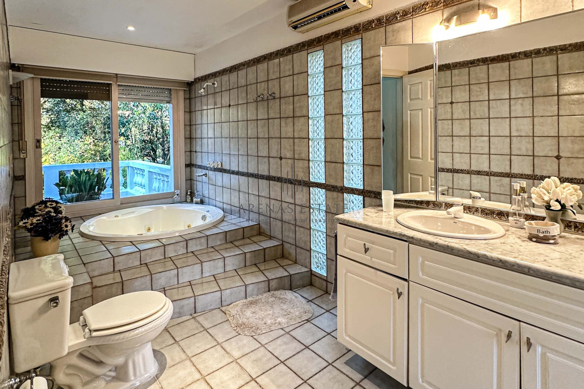 Casa ID.3942 - Venta Casa 5 dormitorios más dependencia en Cantegril Punta del Este Uruguay Piscina Parque Jardín