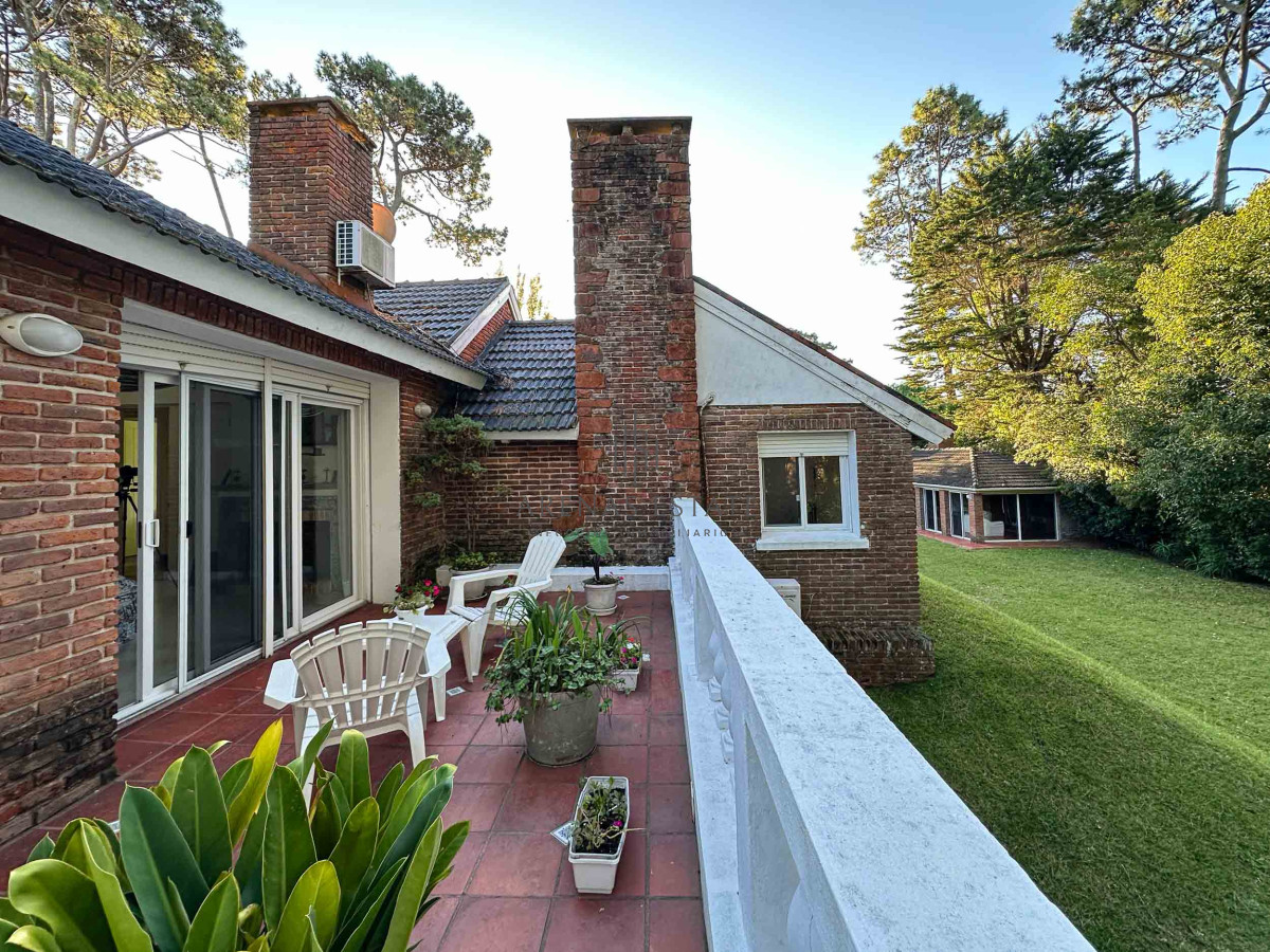 Casa ID.3942 - Venta Casa 5 dormitorios más dependencia en Cantegril Punta del Este Uruguay Piscina Parque Jardín