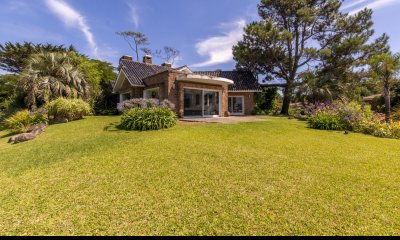 Venta Casa 8 dormitorios Playa Mansa Punta del Este