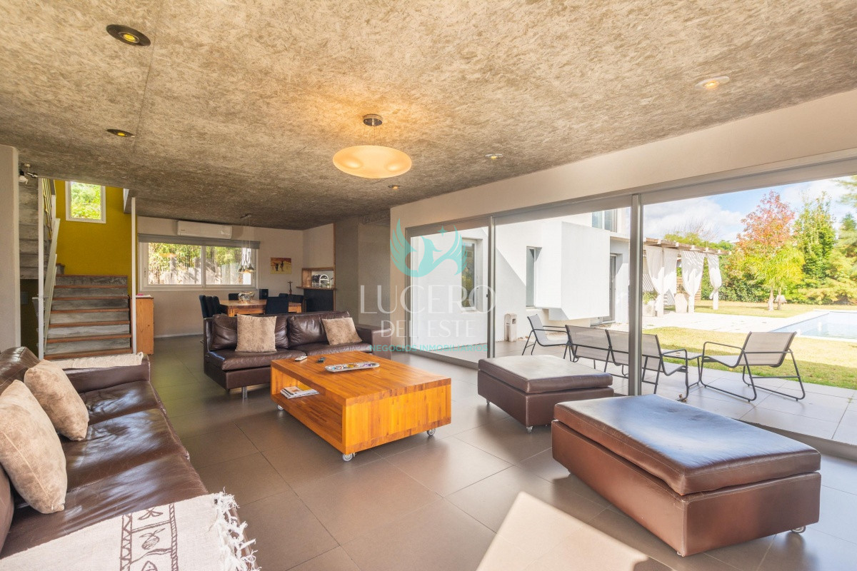 Casa ID.474 - Casa Venta 4 dormitorios  La Residence Barrio Privado