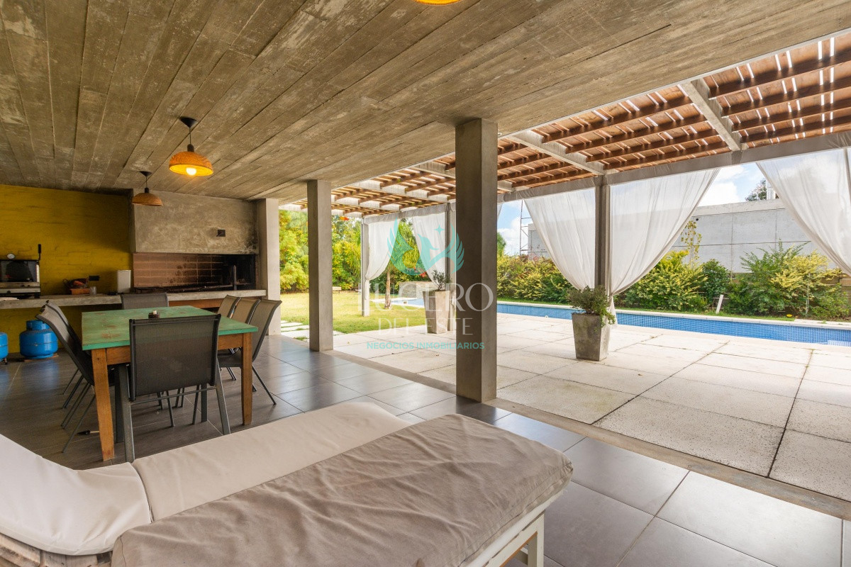 Casa ID.474 - Casa Venta 4 dormitorios  La Residence Barrio Privado