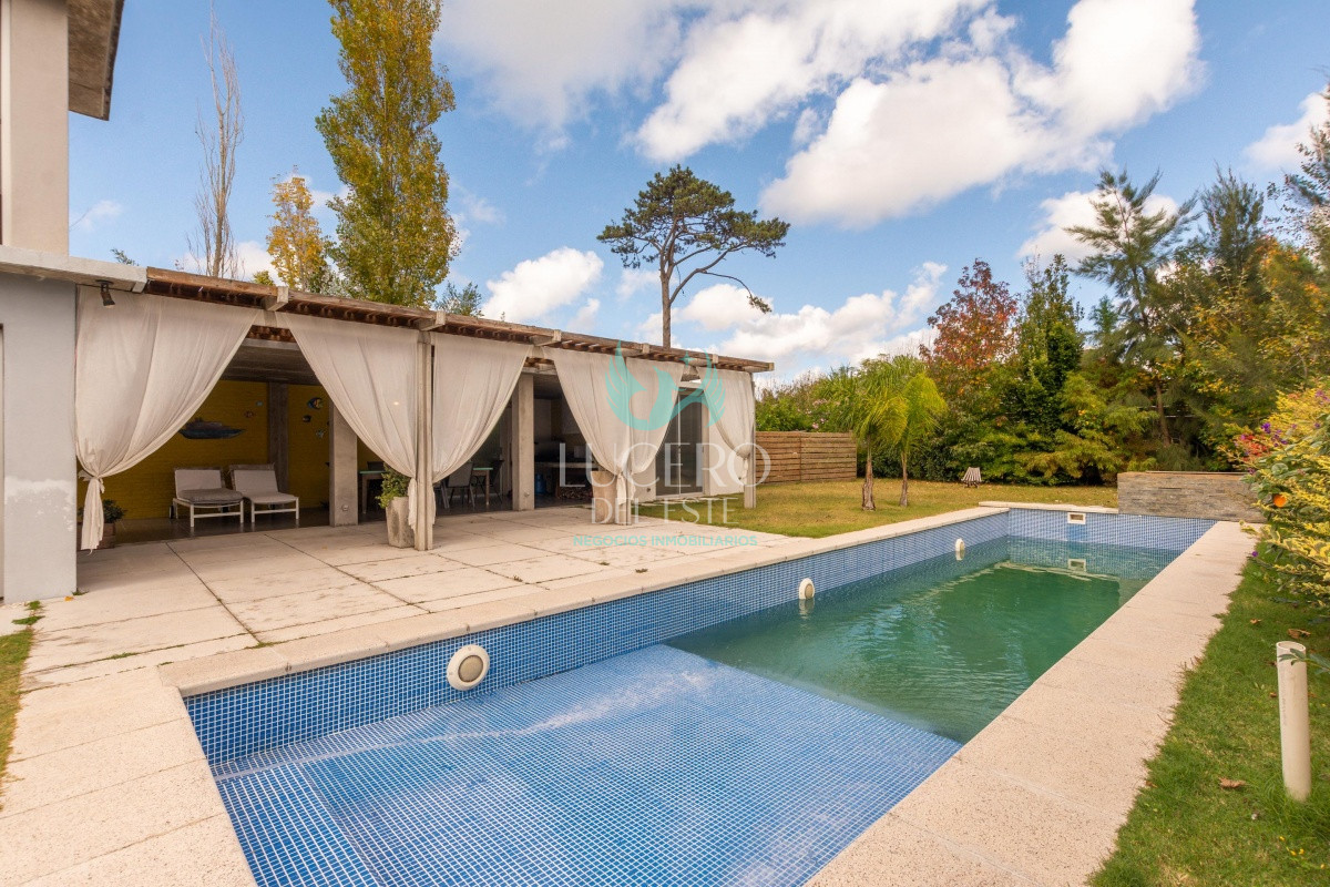 Casa ID.474 - Casa Venta 4 dormitorios  La Residence Barrio Privado