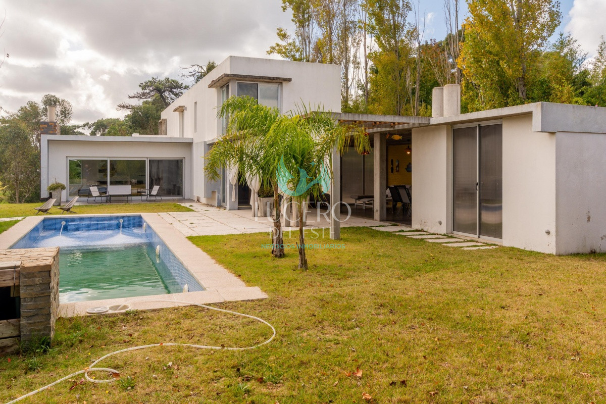 Casa ID.474 - Casa Venta 4 dormitorios  La Residence Barrio Privado