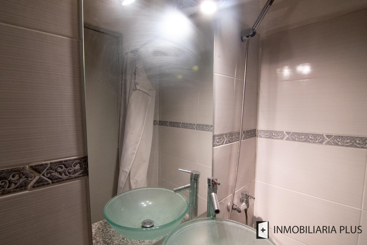 Apartamento ID.320 - Venta Apartamento 3 dorm + servicio, 3 Baños y 2 Garaje  en el Centro de Montevideo C874