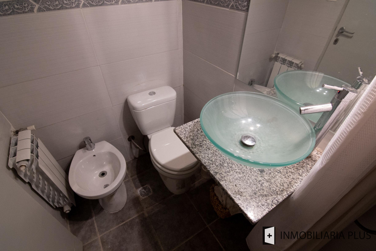 Apartamento ID.320 - Venta Apartamento 3 dorm + servicio, 3 Baños y 2 Garaje  en el Centro de Montevideo C874