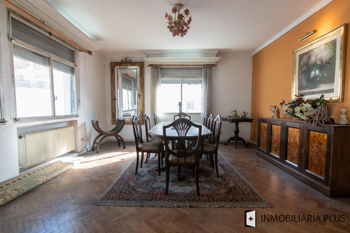 Apartamento ID.320 - Venta Apartamento 3 dorm + servicio, 3 Baños y 2 Garaje  en el Centro de Montevideo C874
