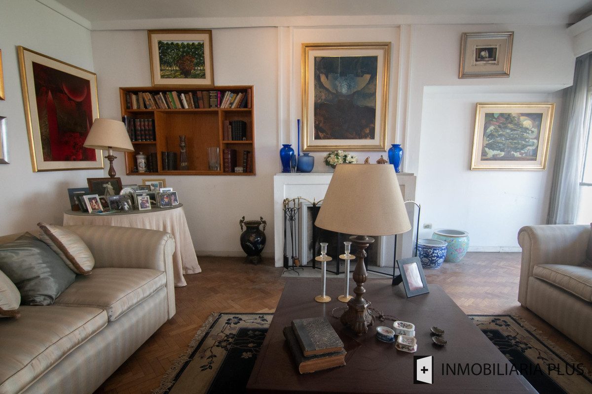 Apartamento ID.320 - Venta Apartamento 3 dorm + servicio, 3 Baños y 2 Garaje  en el Centro de Montevideo C874