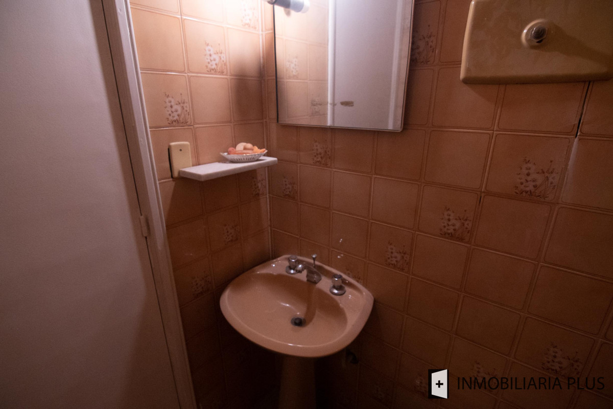 Apartamento ID.320 - Venta Apartamento 3 dorm + servicio, 3 Baños y 2 Garaje  en el Centro de Montevideo C874