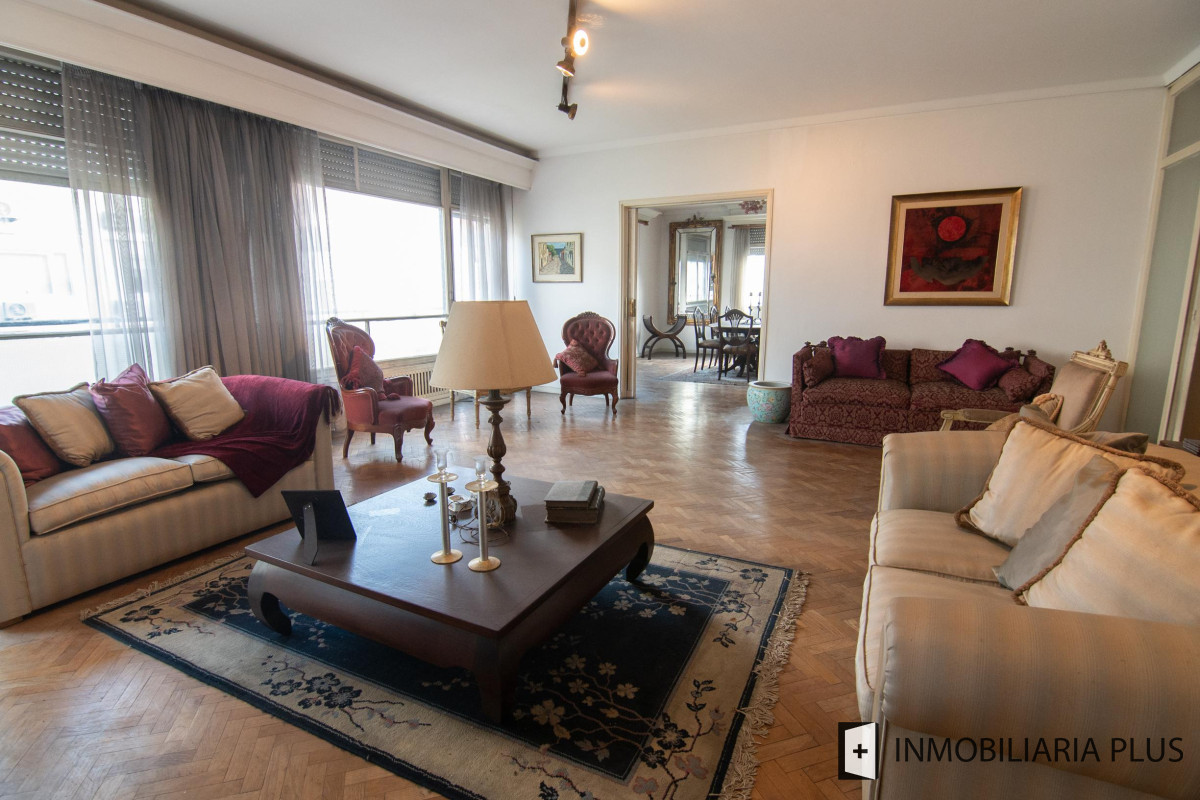 Apartamento ID.320 - Venta Apartamento 3 dorm + servicio, 3 Baños y 2 Garaje  en el Centro de Montevideo C874
