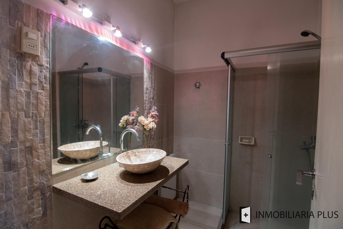 Apartamento ID.320 - Venta Apartamento 3 dorm + servicio, 3 Baños y 2 Garaje  en el Centro de Montevideo C874