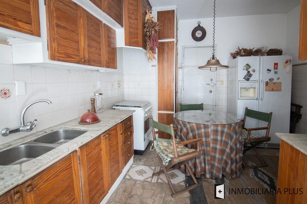 Apartamento ID.320 - Venta Apartamento 3 dorm + servicio, 3 Baños y 2 Garaje  en el Centro de Montevideo C874