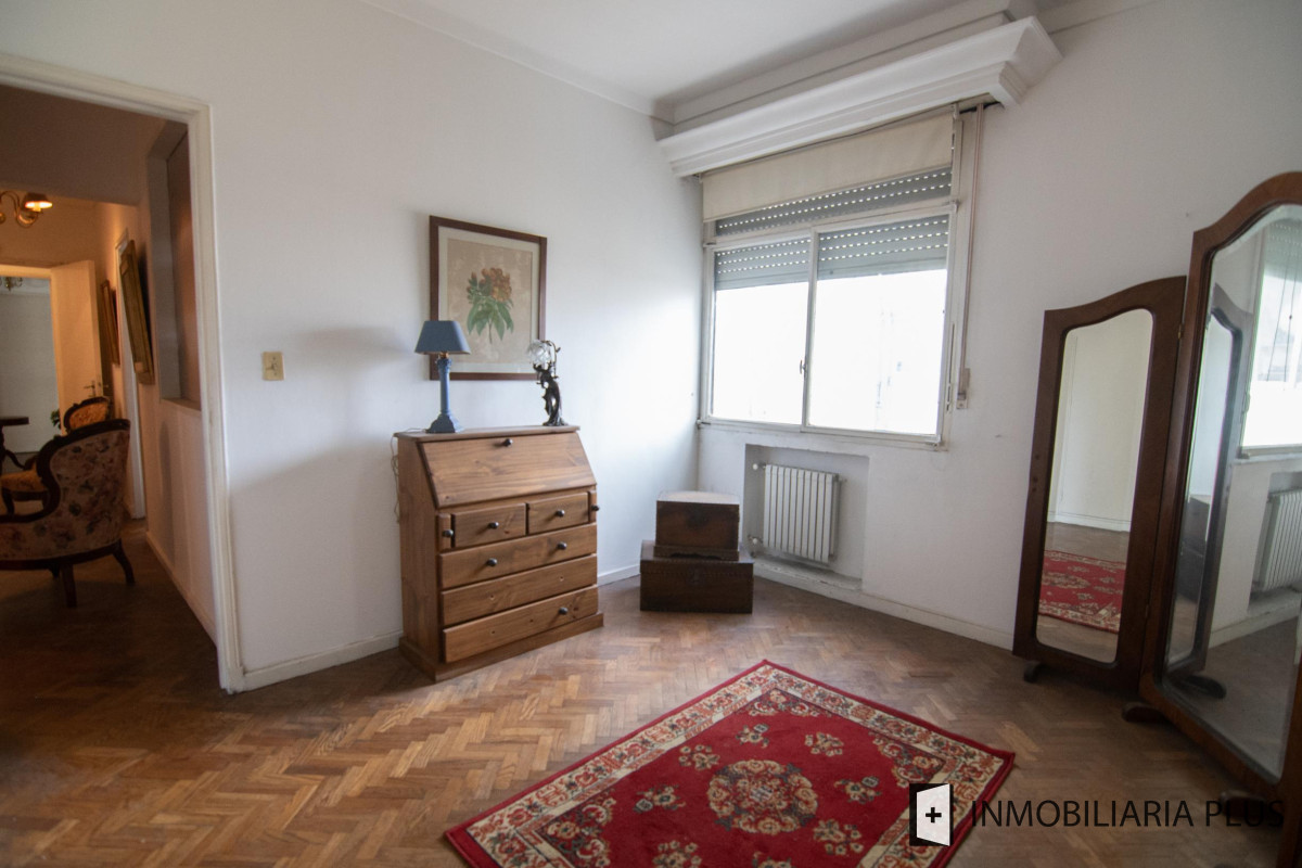 Apartamento ID.320 - Venta Apartamento 3 dorm + servicio, 3 Baños y 2 Garaje  en el Centro de Montevideo C874