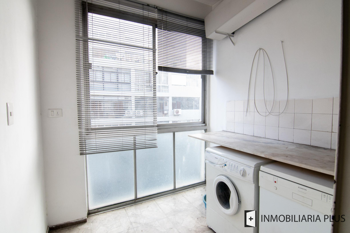 Apartamento ID.320 - Venta Apartamento 3 dorm + servicio, 3 Baños y 2 Garaje  en el Centro de Montevideo C874