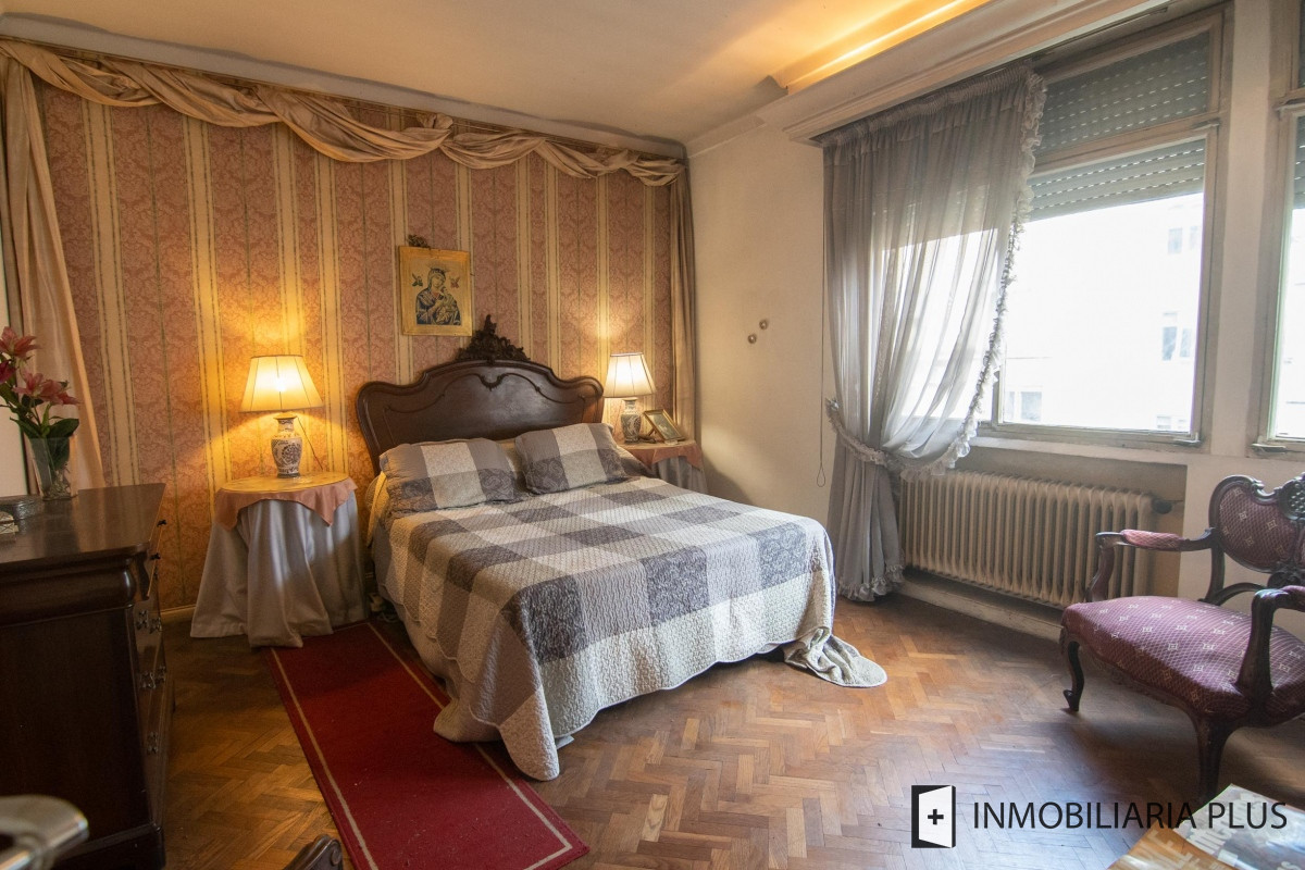 Apartamento ID.320 - Venta Apartamento 3 dorm + servicio, 3 Baños y 2 Garaje  en el Centro de Montevideo C874