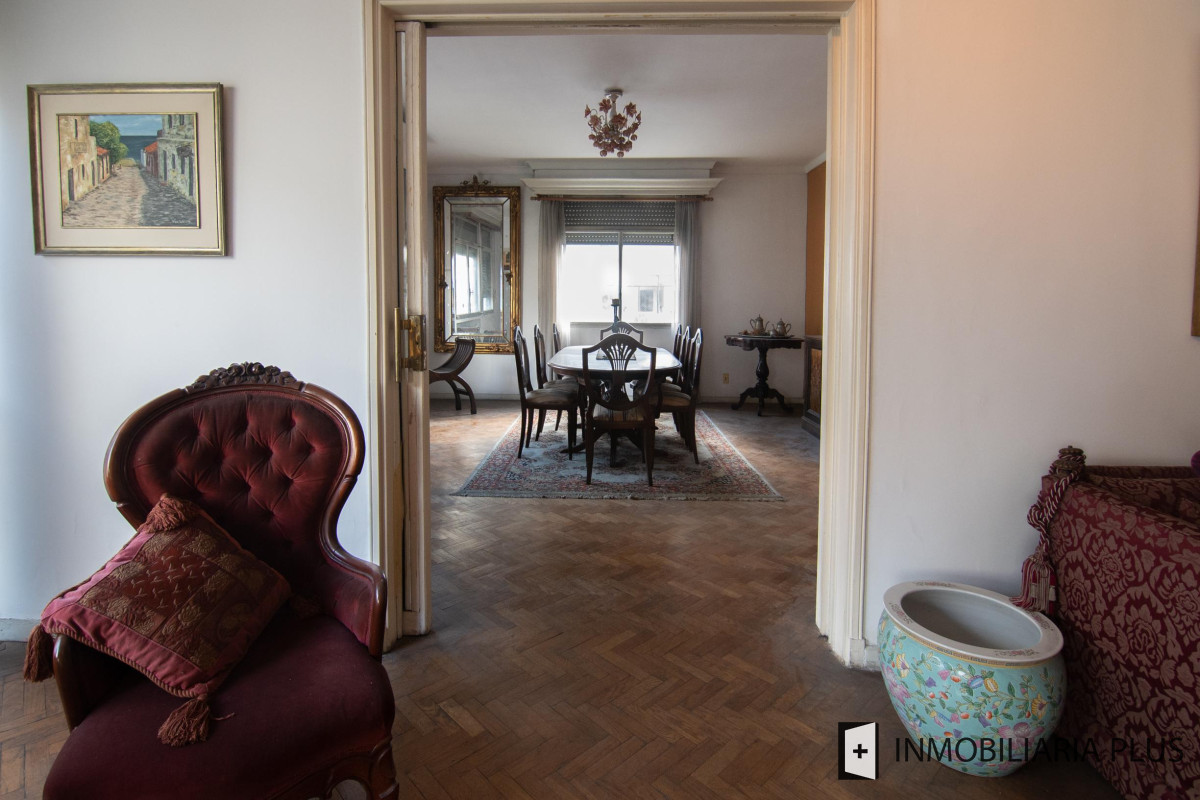 Apartamento ID.320 - Venta Apartamento 3 dorm + servicio, 3 Baños y 2 Garaje  en el Centro de Montevideo C874