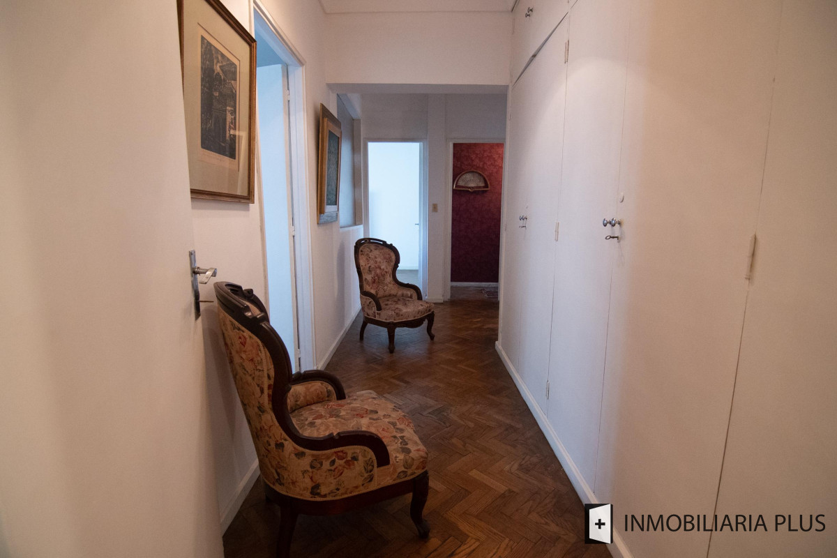 Apartamento ID.320 - Venta Apartamento 3 dorm + servicio, 3 Baños y 2 Garaje  en el Centro de Montevideo C874