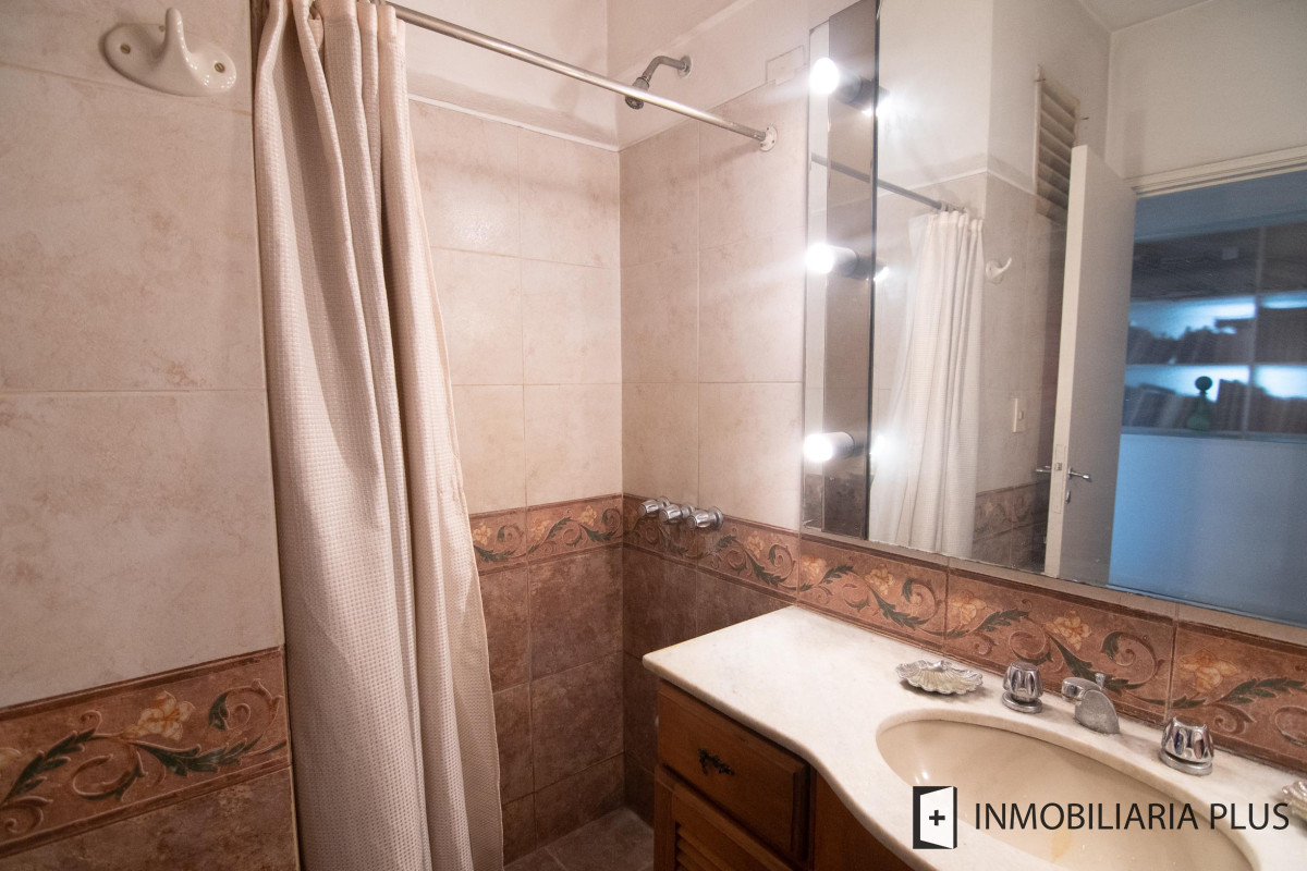 Apartamento ID.320 - Venta Apartamento 3 dorm + servicio, 3 Baños y 2 Garaje  en el Centro de Montevideo C874