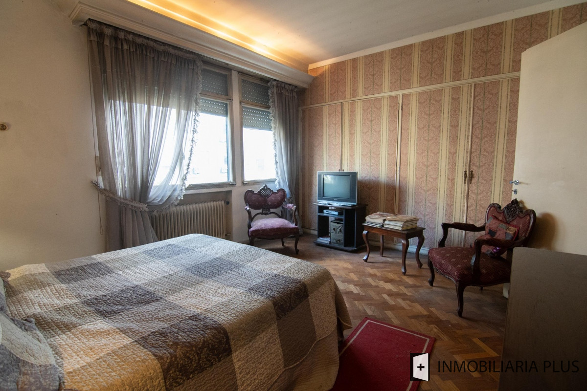 Apartamento ID.320 - Venta Apartamento 3 dorm + servicio, 3 Baños y 2 Garaje  en el Centro de Montevideo C874