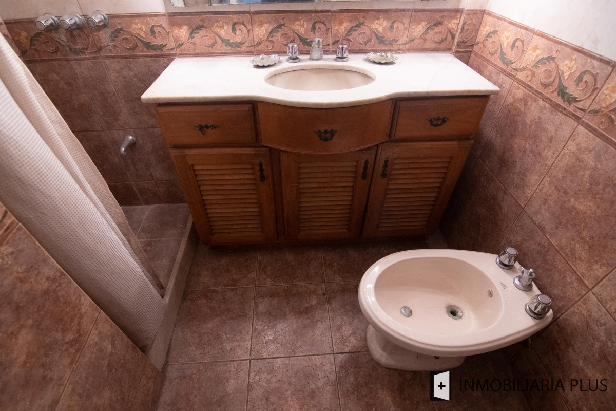 Apartamento ID.320 - Venta Apartamento 3 dorm + servicio, 3 Baños y 2 Garaje  en el Centro de Montevideo C874
