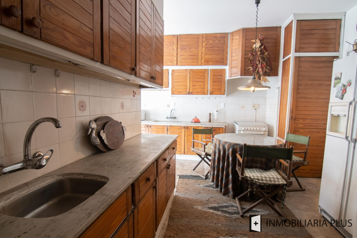 Apartamento ID.320 - Venta Apartamento 3 dorm + servicio, 3 Baños y 2 Garaje  en el Centro de Montevideo C874