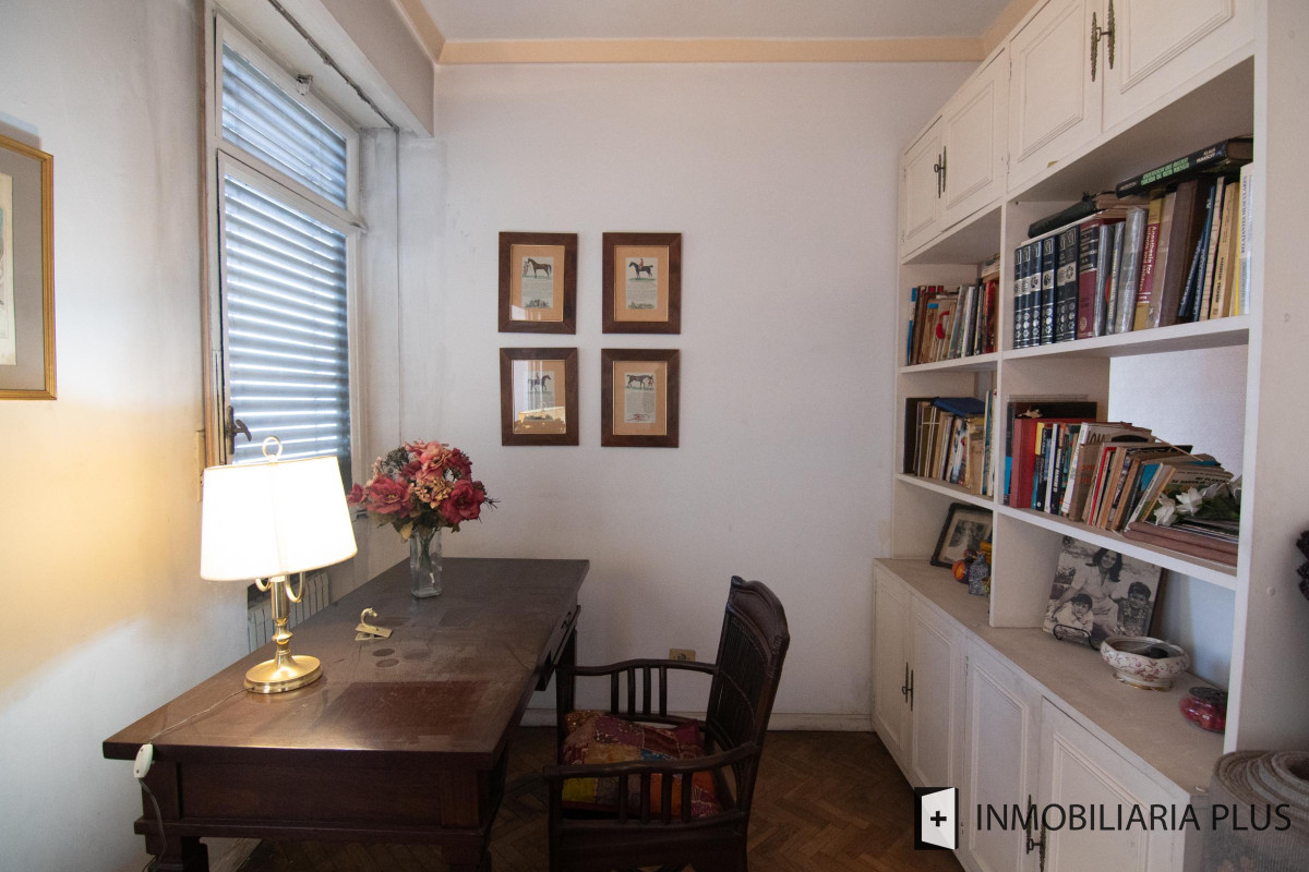Apartamento ID.320 - Venta Apartamento 3 dorm + servicio, 3 Baños y 2 Garaje  en el Centro de Montevideo C874
