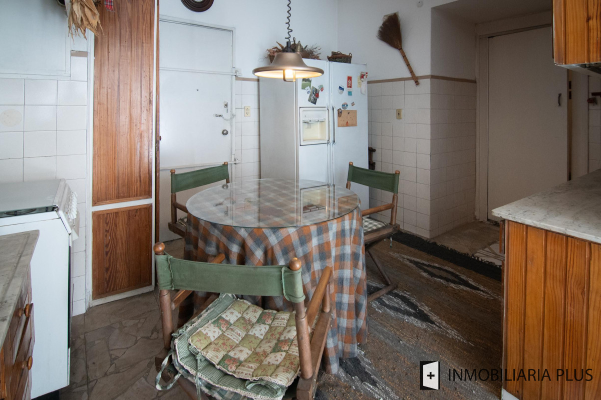 Apartamento ID.320 - Venta Apartamento 3 dorm + servicio, 3 Baños y 2 Garaje  en el Centro de Montevideo C874