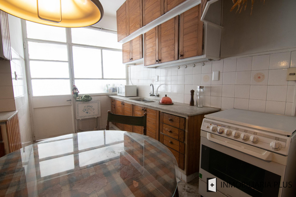 Apartamento ID.320 - Venta Apartamento 3 dorm + servicio, 3 Baños y 2 Garaje  en el Centro de Montevideo C874