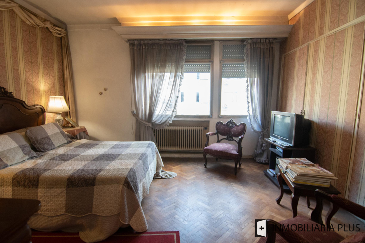 Apartamento ID.320 - Venta Apartamento 3 dorm + servicio, 3 Baños y 2 Garaje  en el Centro de Montevideo C874