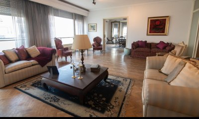 Venta Apartamento 3 dorm + servicio, 3 Baños y 2 Garaje  en el Centro de Montevideo C874