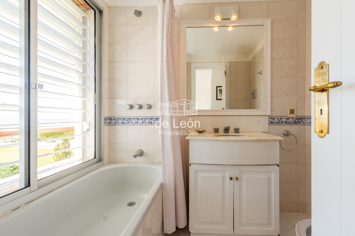 Apartamento ID.15126 - Apartamento  Venta 3 dormitorios mas dependencia  Rincón del Indio Punta del Este Vista al Mar
